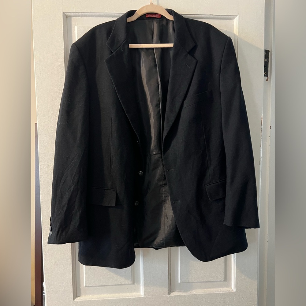 Vintage Black Sport Coat with Classic Lapels and Structured Shoulders